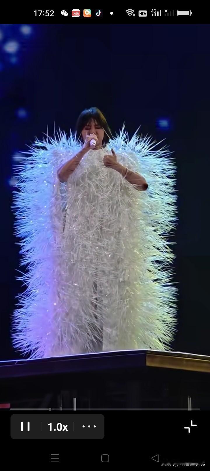 你认为这套服装像什么？有人说像刺猬！都穿什么衣服