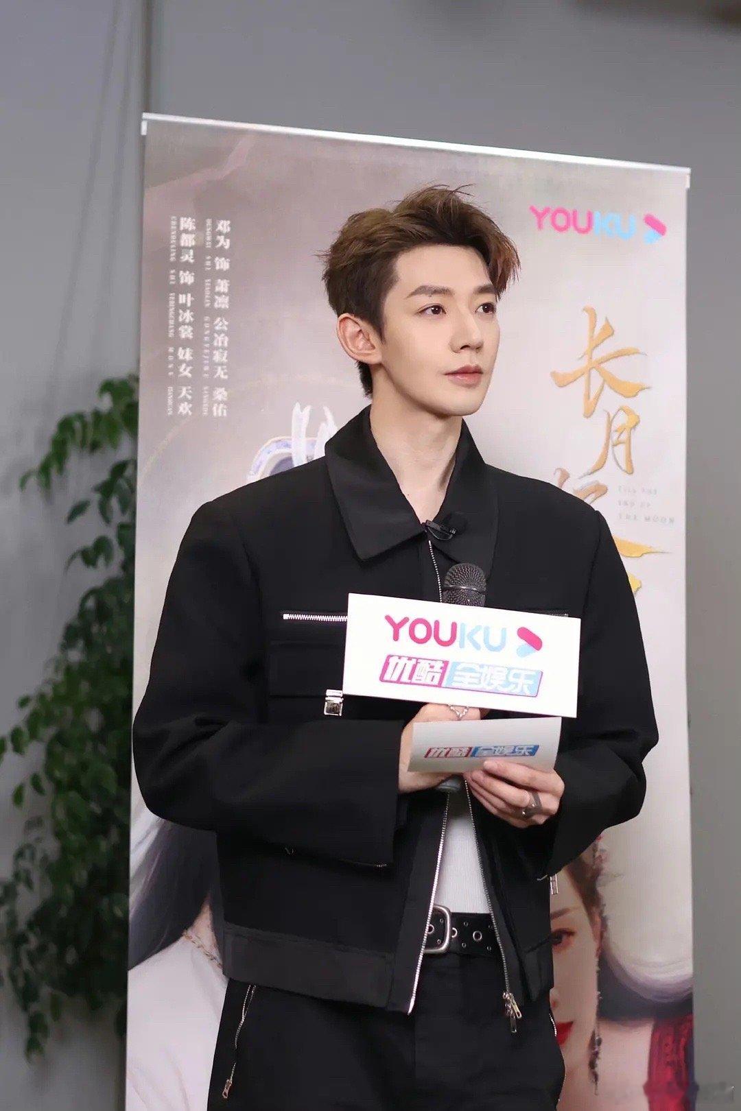 邓为去年造型百变，今年一律卷发，审美怎么走下坡路了？ ​​​