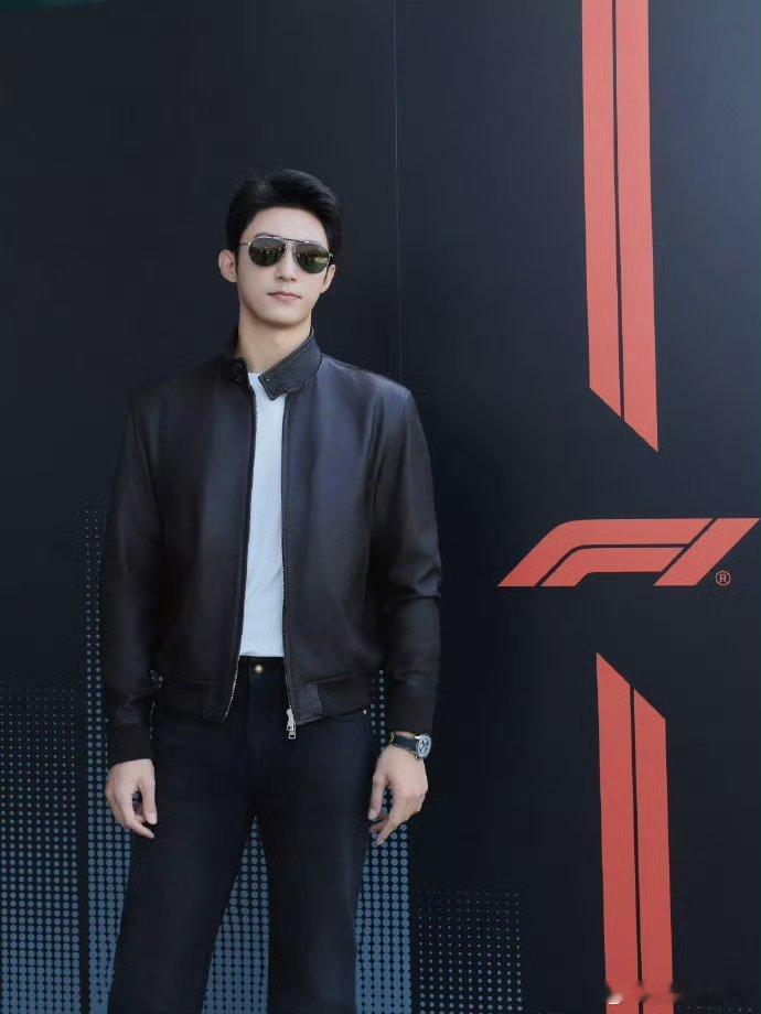 黄景瑜破次元同框黄景瑜与张臻东破次元同框，荧幕天才车手遇见现实顶尖车手，颜值与实