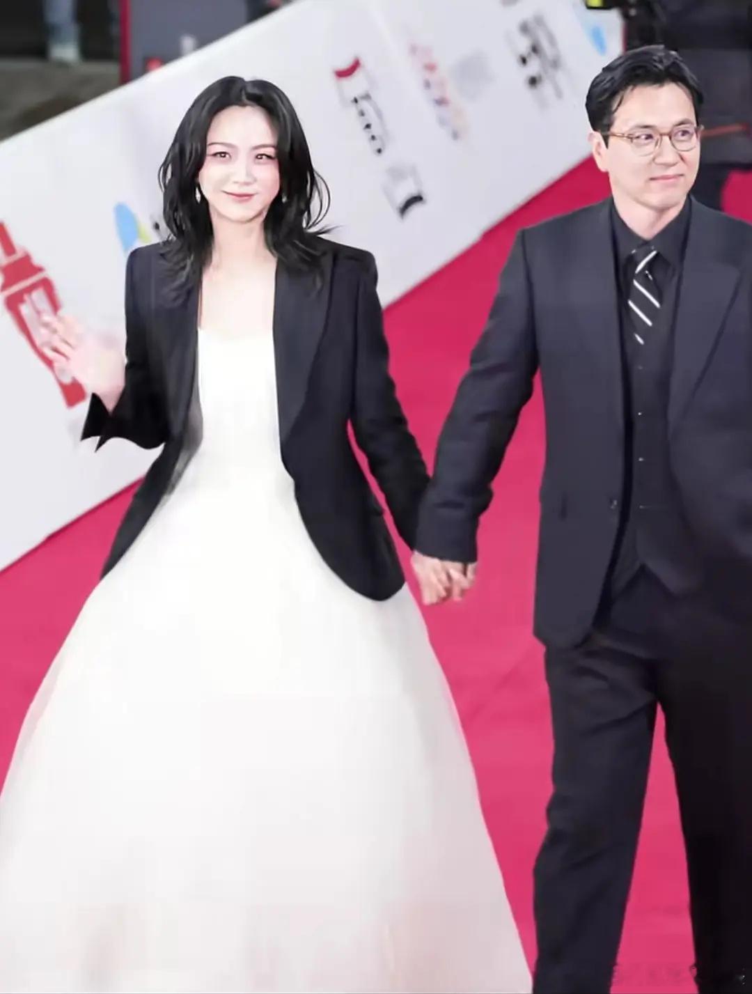 我印象里一直以为汤唯嫁了一个丑丑的寒国男人刷到这个图居然看着也还行，男的是导演➕