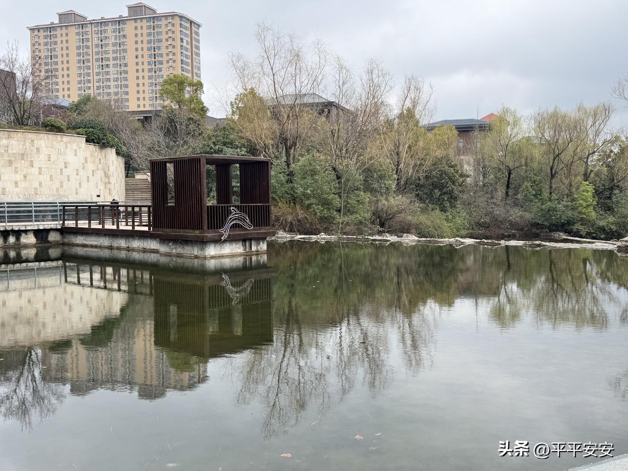 成年人的情绪稳定，从来不是天生的，而是靠后天的刻意练习与自我调节。首先要学会觉察