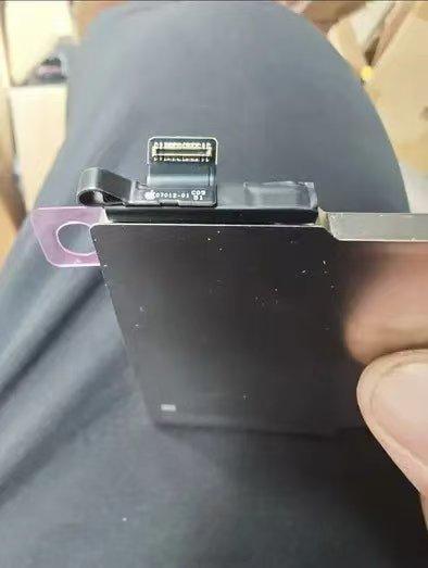 iPhone 18 Pro Max 的电池曝光了，不同版本电池容量不一样，eSI