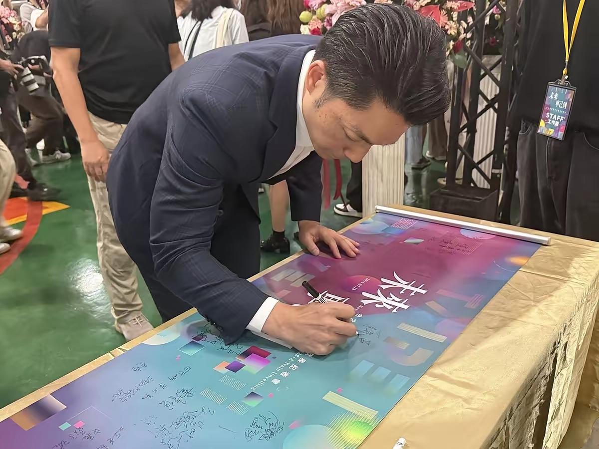 民调快速被追近！蒋万安选情承压，首度同台郑丽文释放关键信号
 
台北市长选战风向