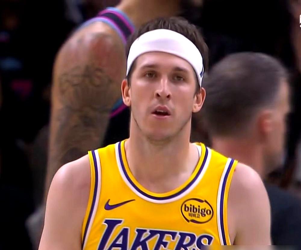 湖人队这下真难了，东契奇和里夫斯关键时刻一起伤退，这季后赛还怎么打？

东契奇左