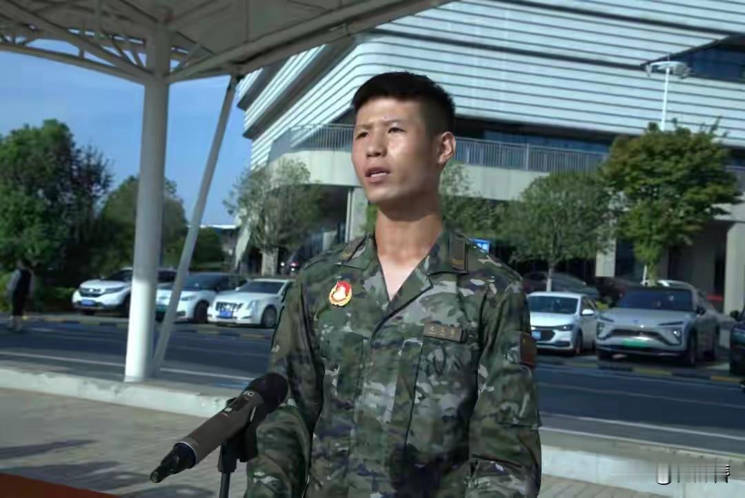 受阅军人变大学新生！
 
张汶喜的身份转变，半个月里完成了从“天安门前受阅者”到