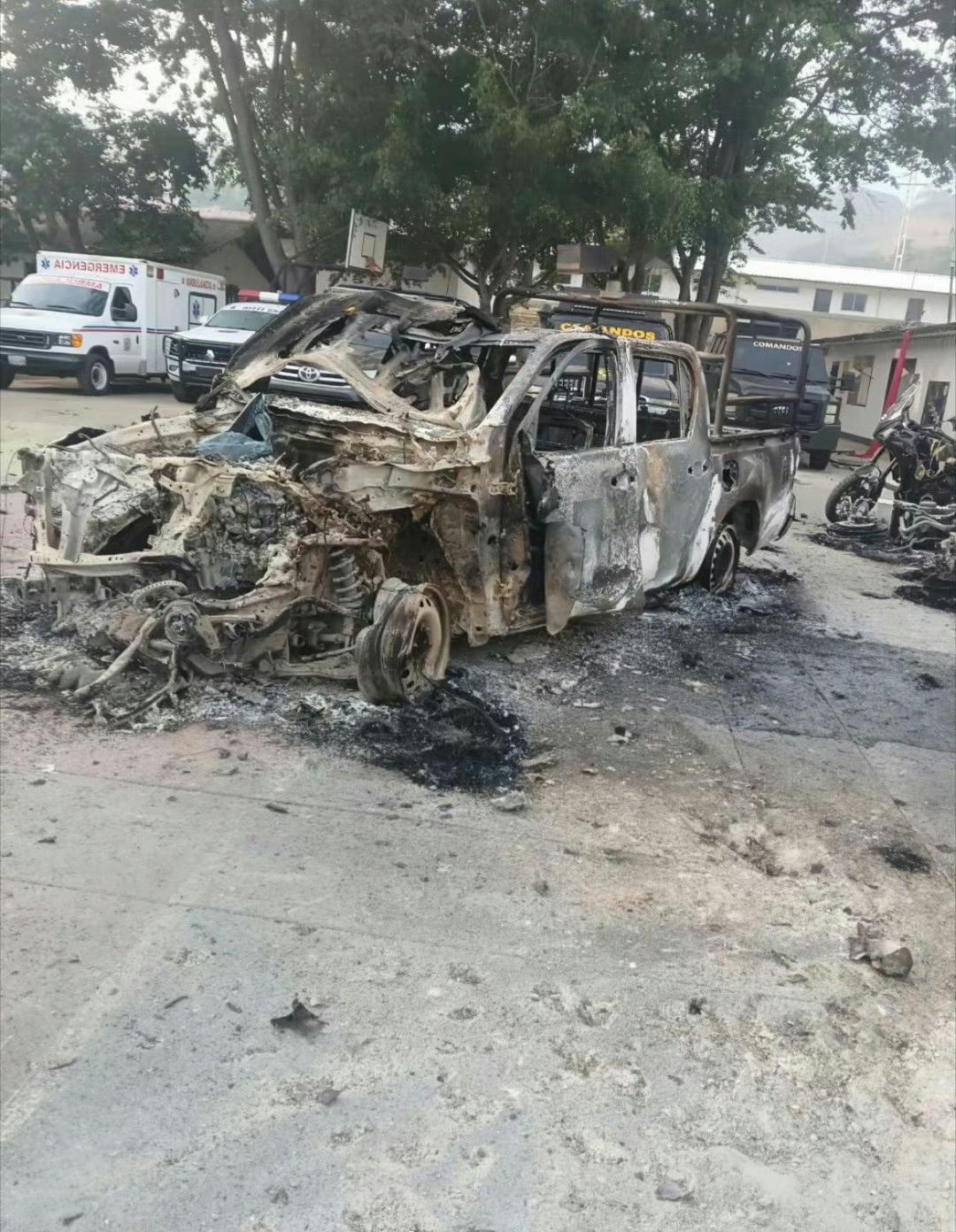 美军突袭委内瑞拉的蒂乌纳堡军事基地，许多车辆装备遭到袭击，有古巴人在此死亡。发布