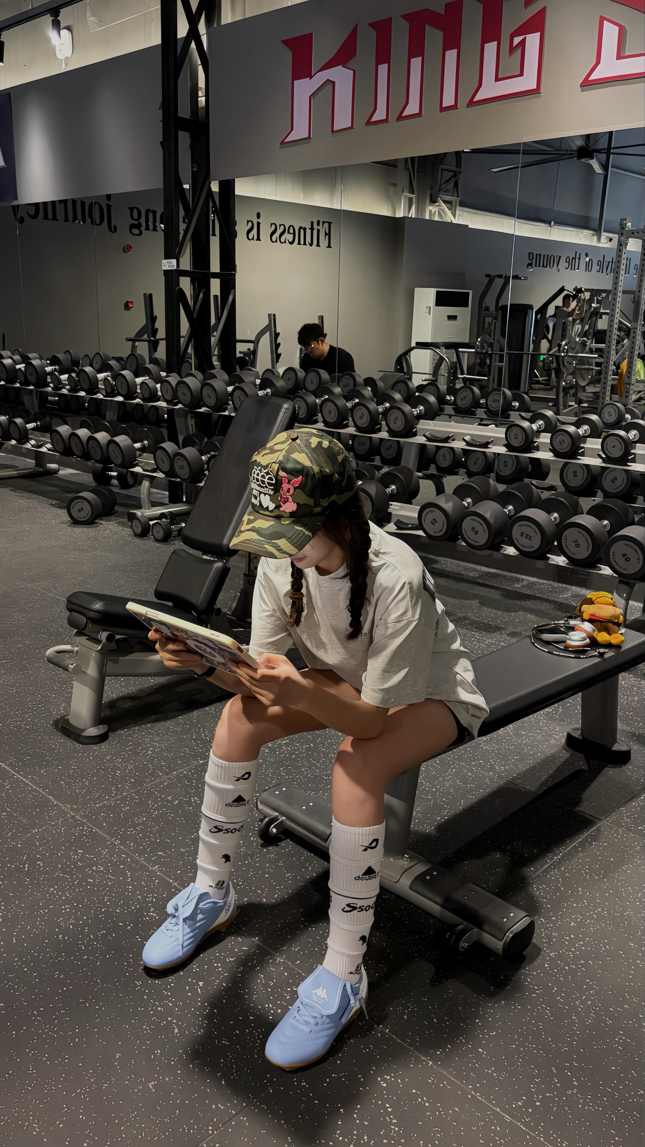 我的教练是世界上最相信我的人 我说太重了做不了 他说你肯定起得来 我说...