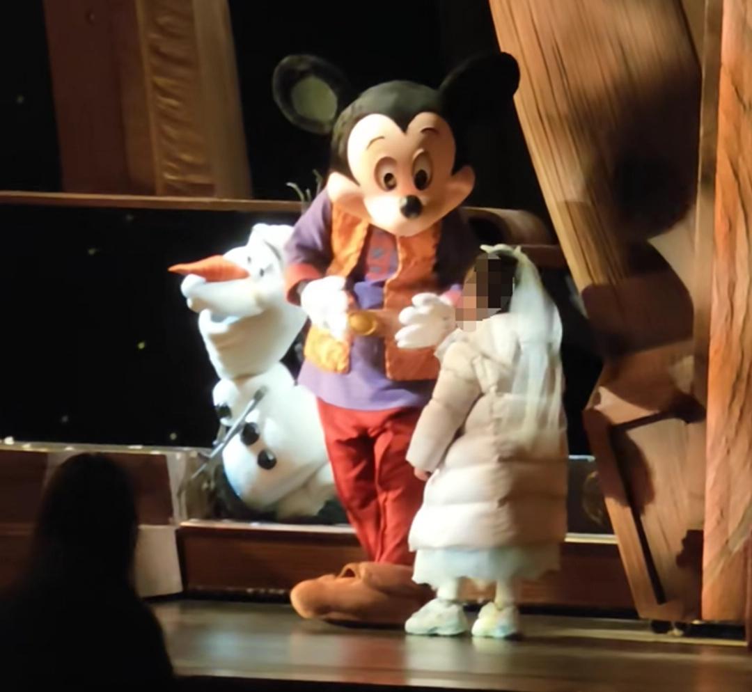 一场迪士尼演出，被一个孩子给搅了。

12月18号那天，上海迪士尼“米奇妙游童话