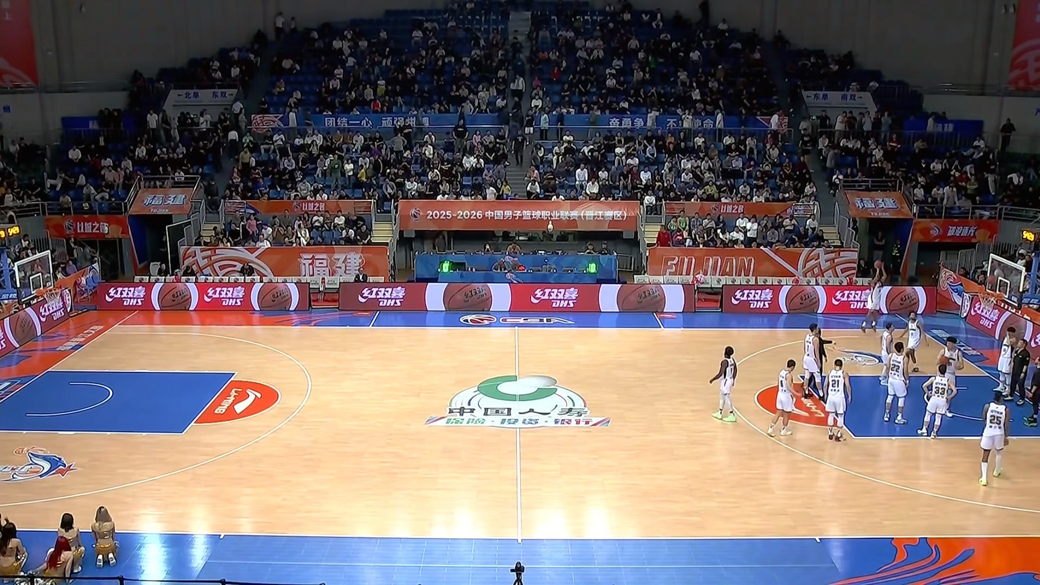 在看比赛只不过抱着孩子呢，没法发微博福建男篮vs辽宁男篮辽宁男篮