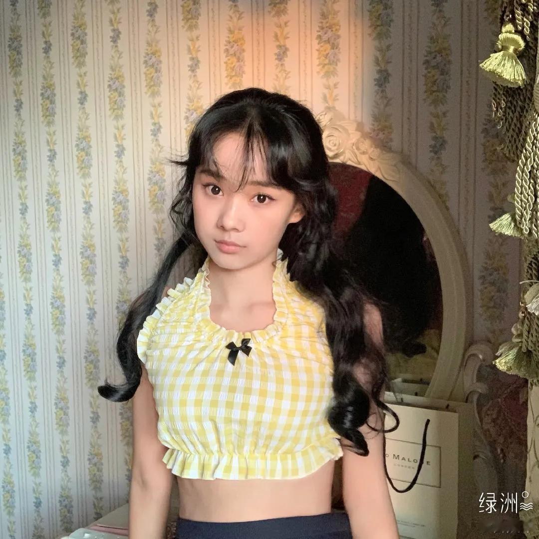 小萝莉的甜美，让人心醉神迷。
鲁照华的助理会给她带着一个大水杯，她白天会喝很多水