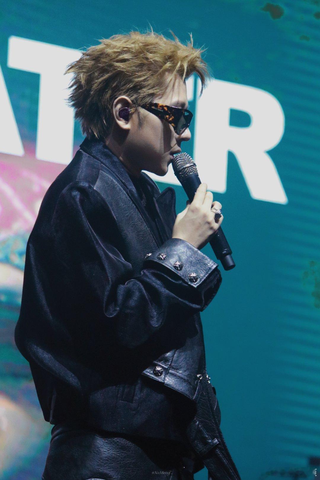 王以太在香港站安排了你的暑假档要不要这么幸福啊！不仅有演唱会能听歌，还能见到王以