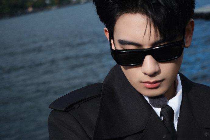 胡先煦唱歌走心走的是杀心唱歌走心实则杀心胡先煦目光紧盯气势拉满了，胡先煦的喜剧人