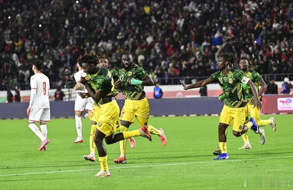 4-3！非洲杯黑马爆冷进8强，26分钟少打1人仍绝平，点球战2度翻盘北京时间1月