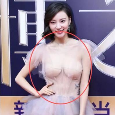 有个很奇怪的事情

女人的胸部属于私密部位，外人不能随便看，更不能乱碰，按理说该