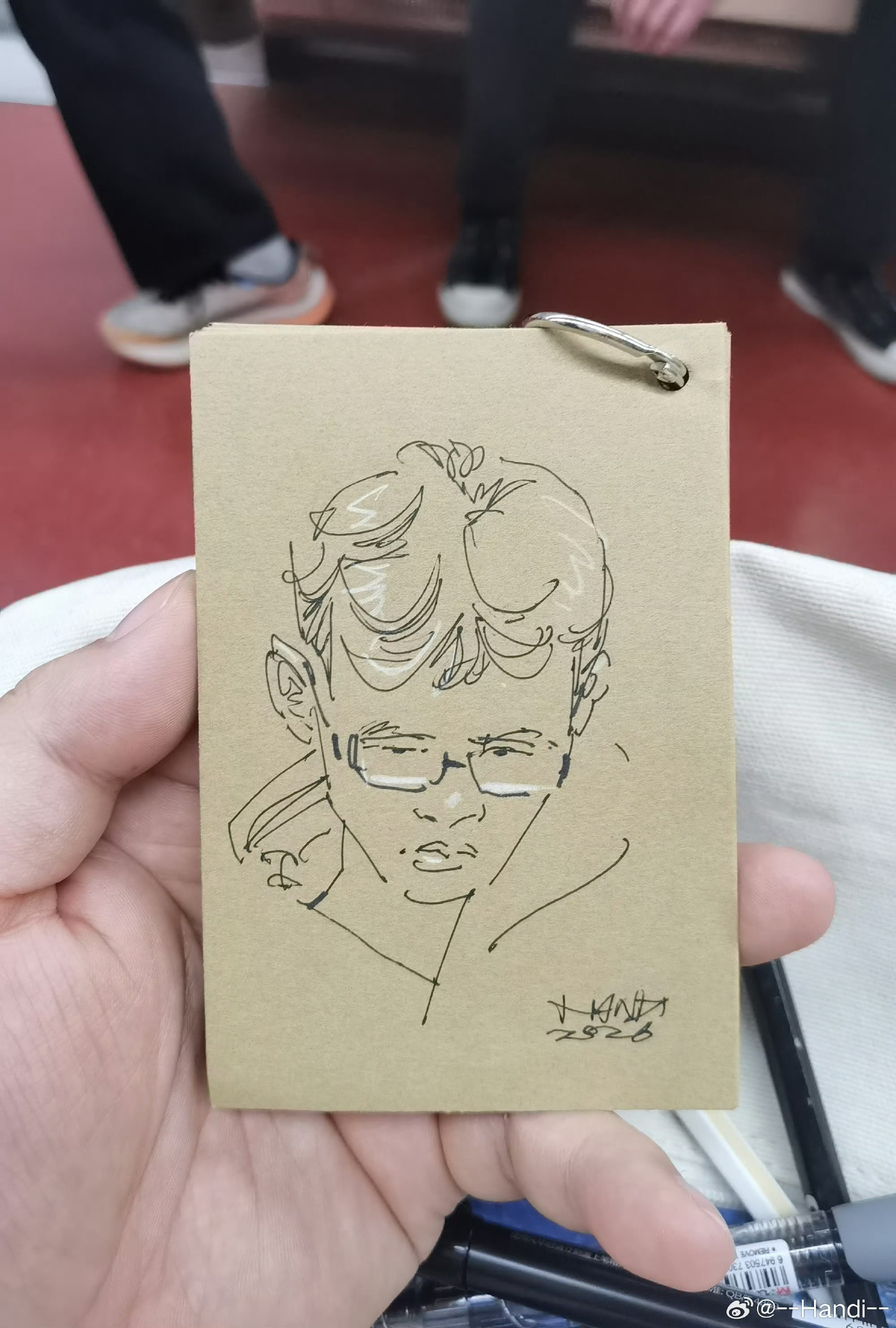 地铁上的写生匆匆一面，用线条轻轻收留那些擦肩而过的身影，为每一帧平凡奔波的瞬间写