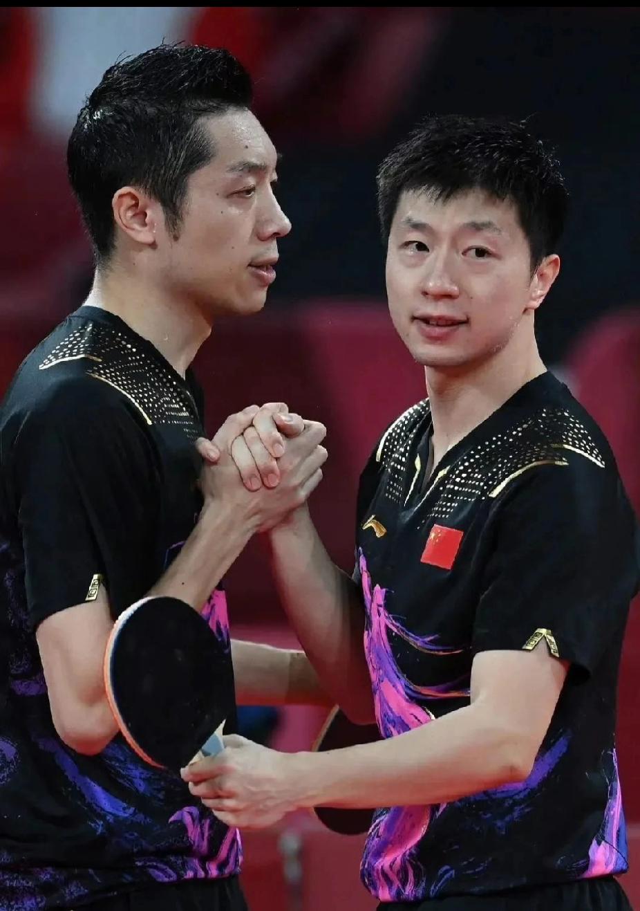 刷到龙蟒同框，瞬间破防！
 
谁懂啊！刷到马龙和许昕同框的这一幕，一下子就戳中了