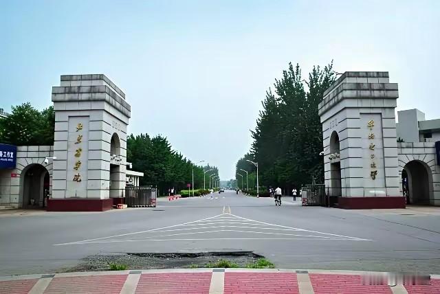 全世界唯一一所两所大学共用一个校门的学校：北京农学院与华北电力大学（北京）共用一