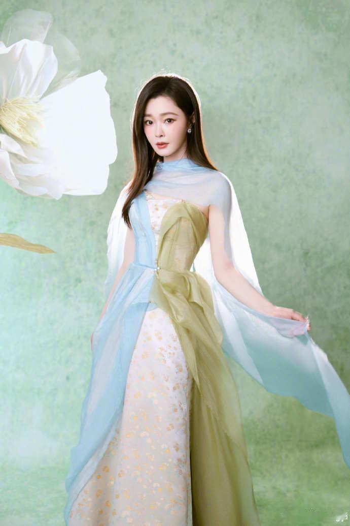 宋轶央视网络春晚出图宋轶青绿色拼接长裙  宋轶央视网络春晚出图 