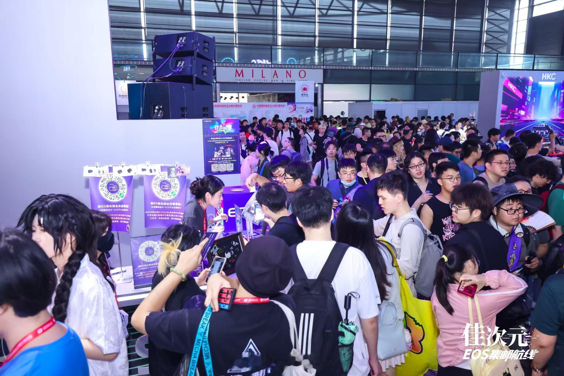 ChinaJoy佳能展台真的热闹，人群里总能看到举着相机的身影，而且还有好多穿着