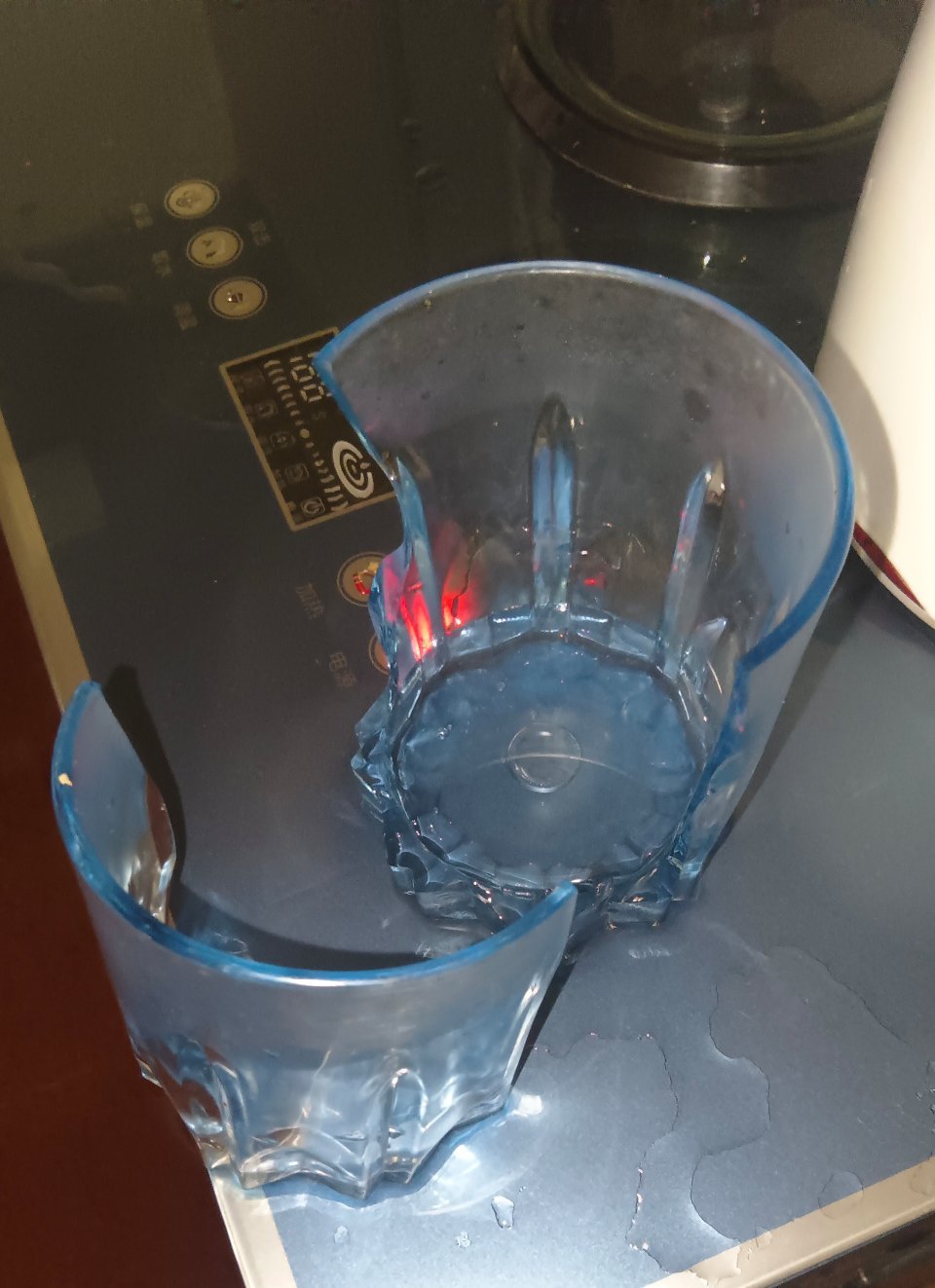 我靠，我的杯子炸了 