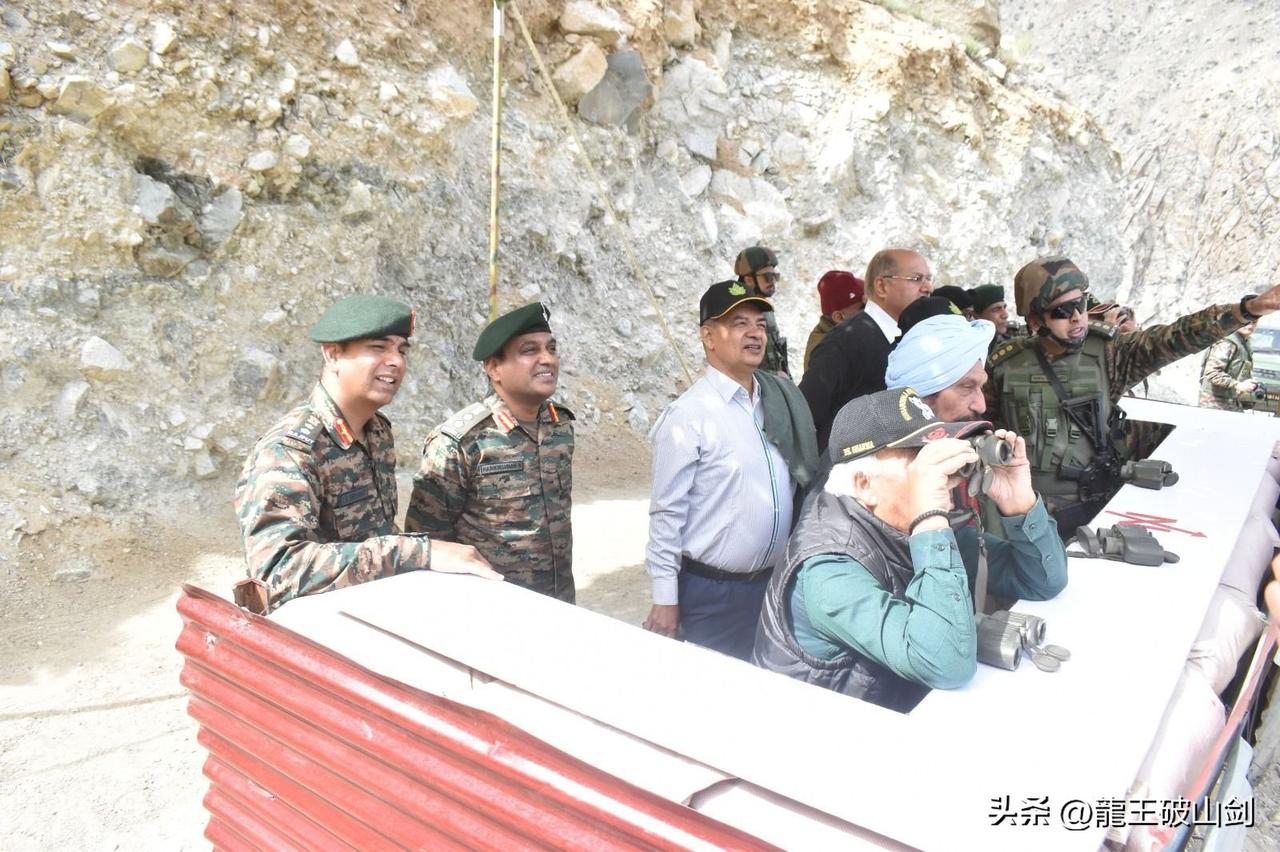 老对手故地重游。一批退役30的印度军官来到拉达克地区哨所，远眺中国，他们曾在这里