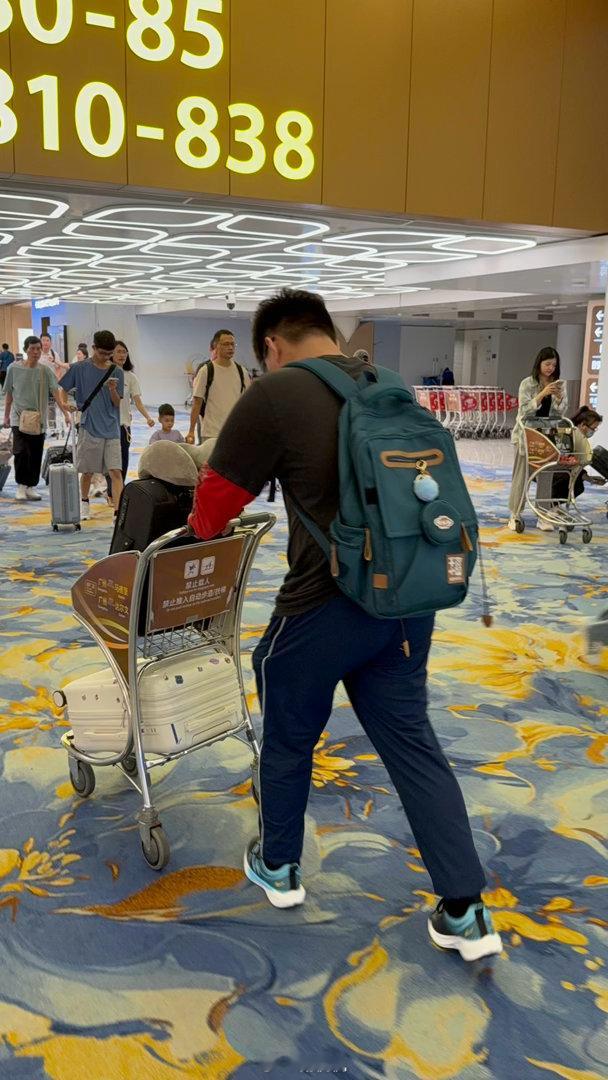 在国内出行，真的就是可以“脑子一拍就走”。叫了个车去机场，价格比平时便宜不少。司