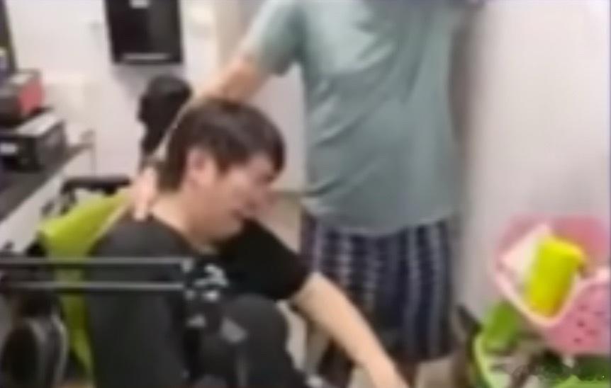 决赛那晚杰出哥解说，最后XG输了，杰出哥抱头痛哭，再度上演“爸我难受”，那一幕看