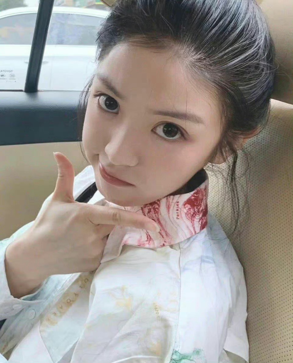 田曦薇 有刘海儿漂亮没刘海儿也漂亮支持美女展现最好看的那一面好吗当然我们小田没刘