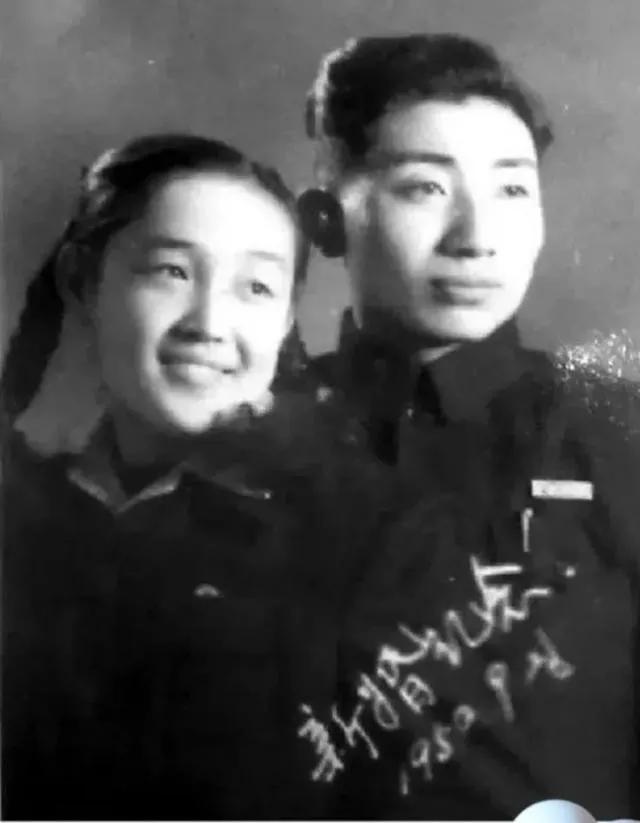 1950年9月，工程兵战士姜士民要赴朝作战。出发前，女友哭着说：“先结婚再出战。