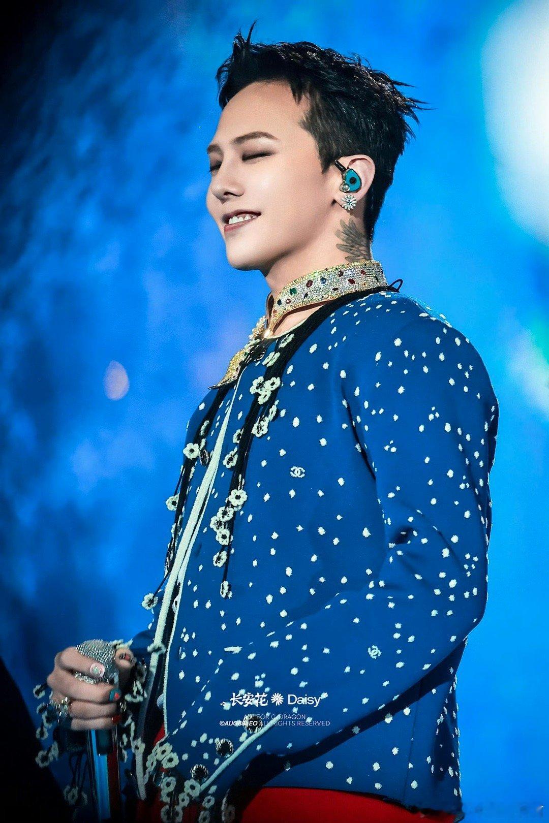 权志龙高空皇冠出场太会了 权志龙见面会开场就封神！从高空稳立皇冠之中，雏菊灯光巧