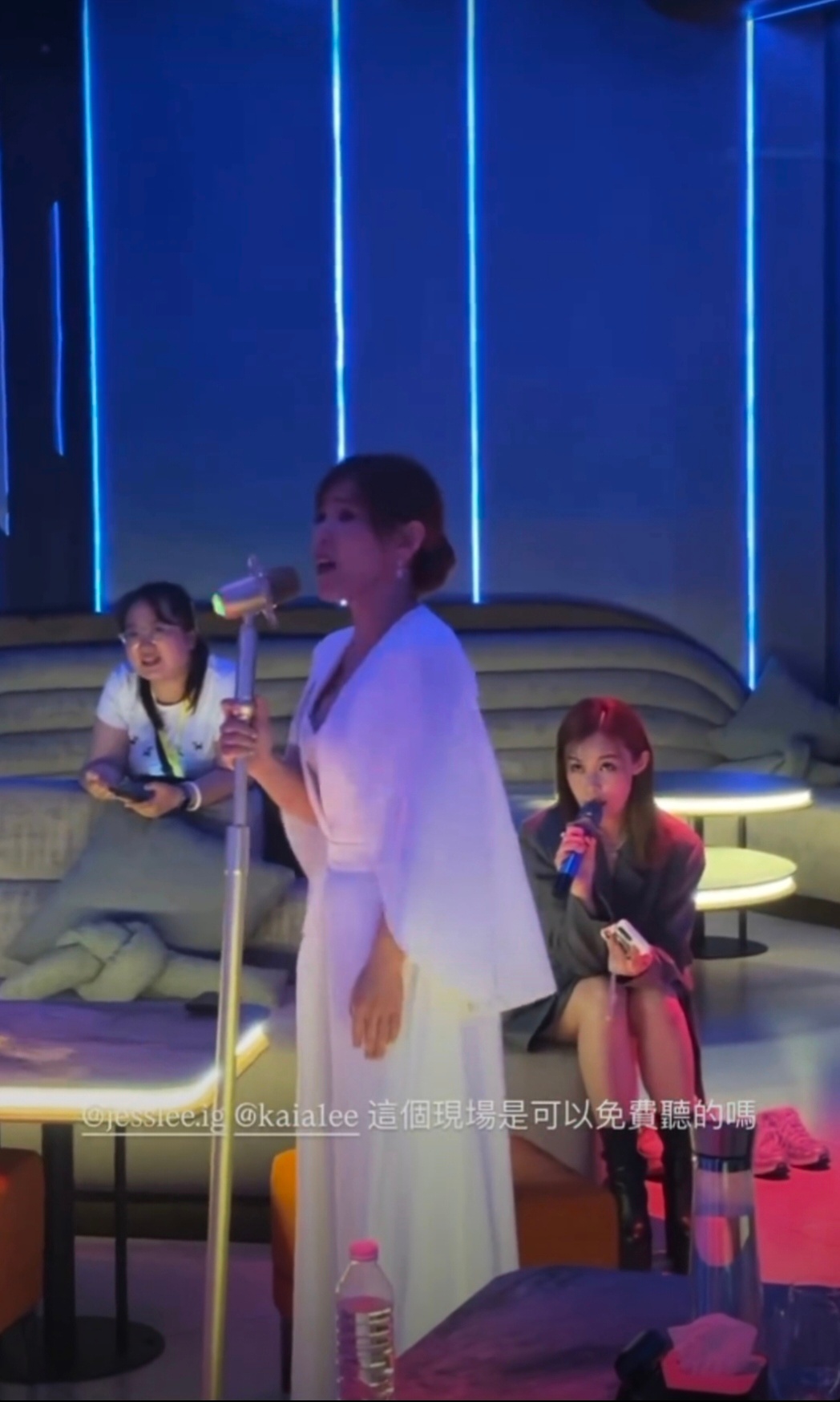 咋办真有点嗑到你们姐妹骨了、、一个站着握着话筒在中心唱歌一个坐着在旁边和声目光紧