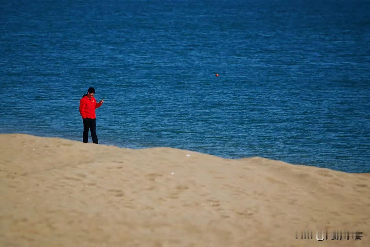 冬日海滩尽管与夏天一样美丽，但失去了夏天的热闹与喧哗。安静的美感觉更美。
新年快