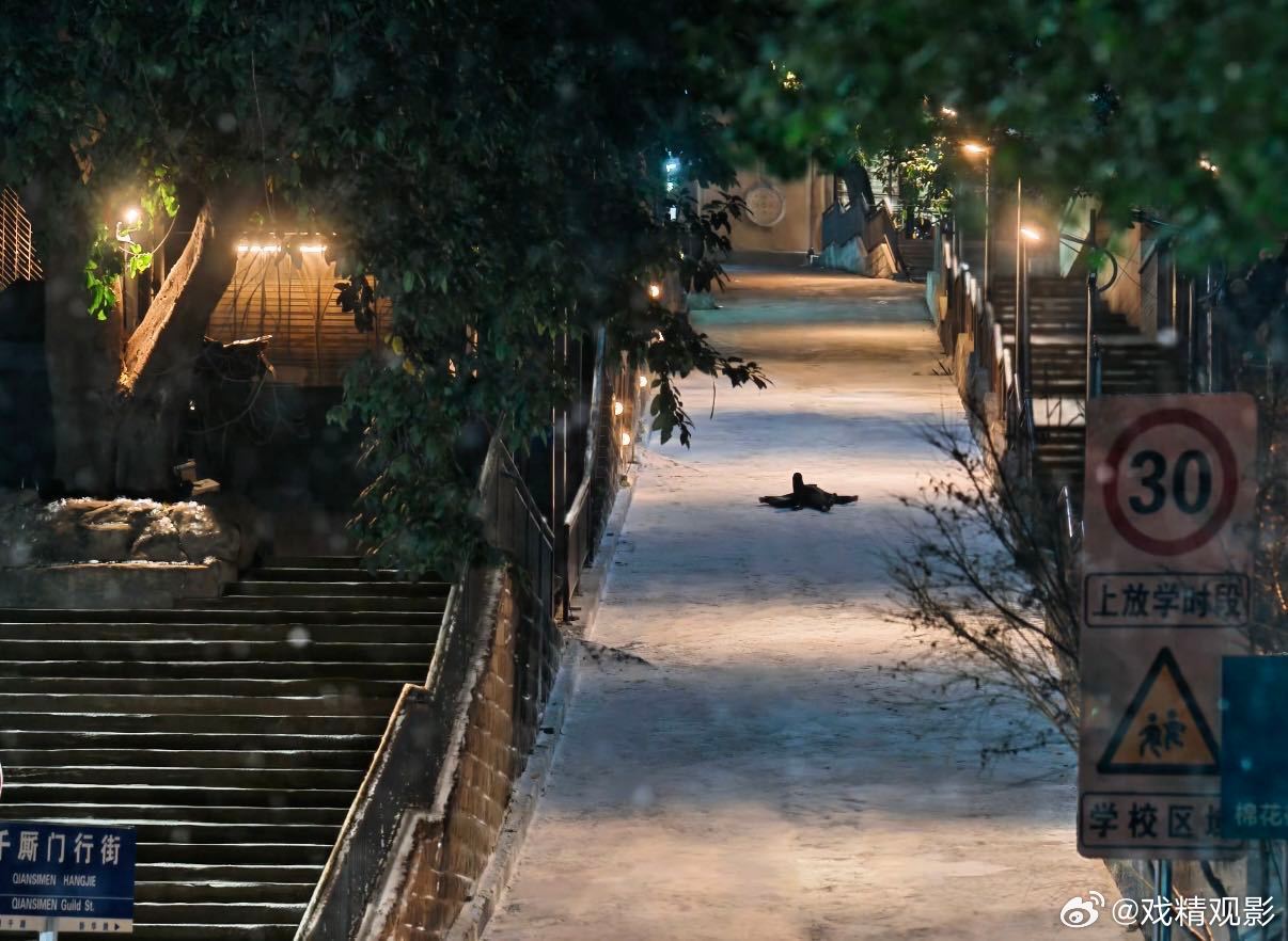 原来赵又廷摔倒是高圆圆追的 姜家齐这个角色在剧里摔得不轻，原来是被自己妻子追的。