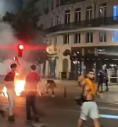 法国0比2惨败西班牙止步世界杯半决赛！国庆巴黎直接乱成一锅粥？纵火砸车袭警冲突越