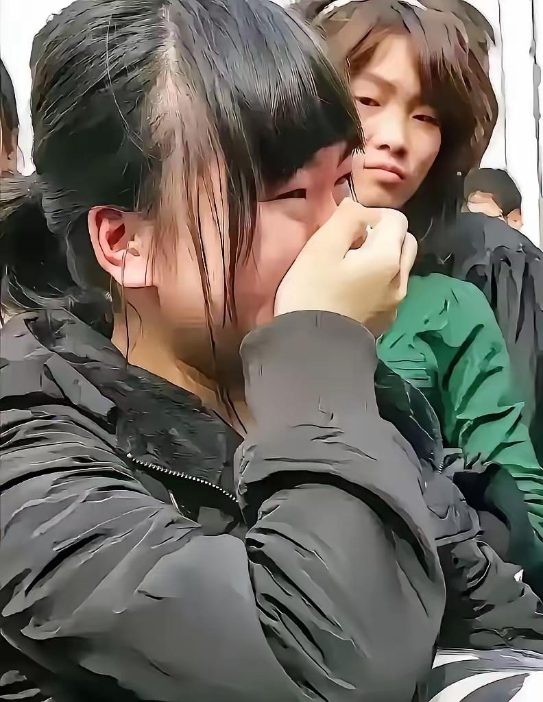 河南一所中学门口，发生了一幕让无数人破防的画面。十七岁的高二女生王恩慧，看到校门