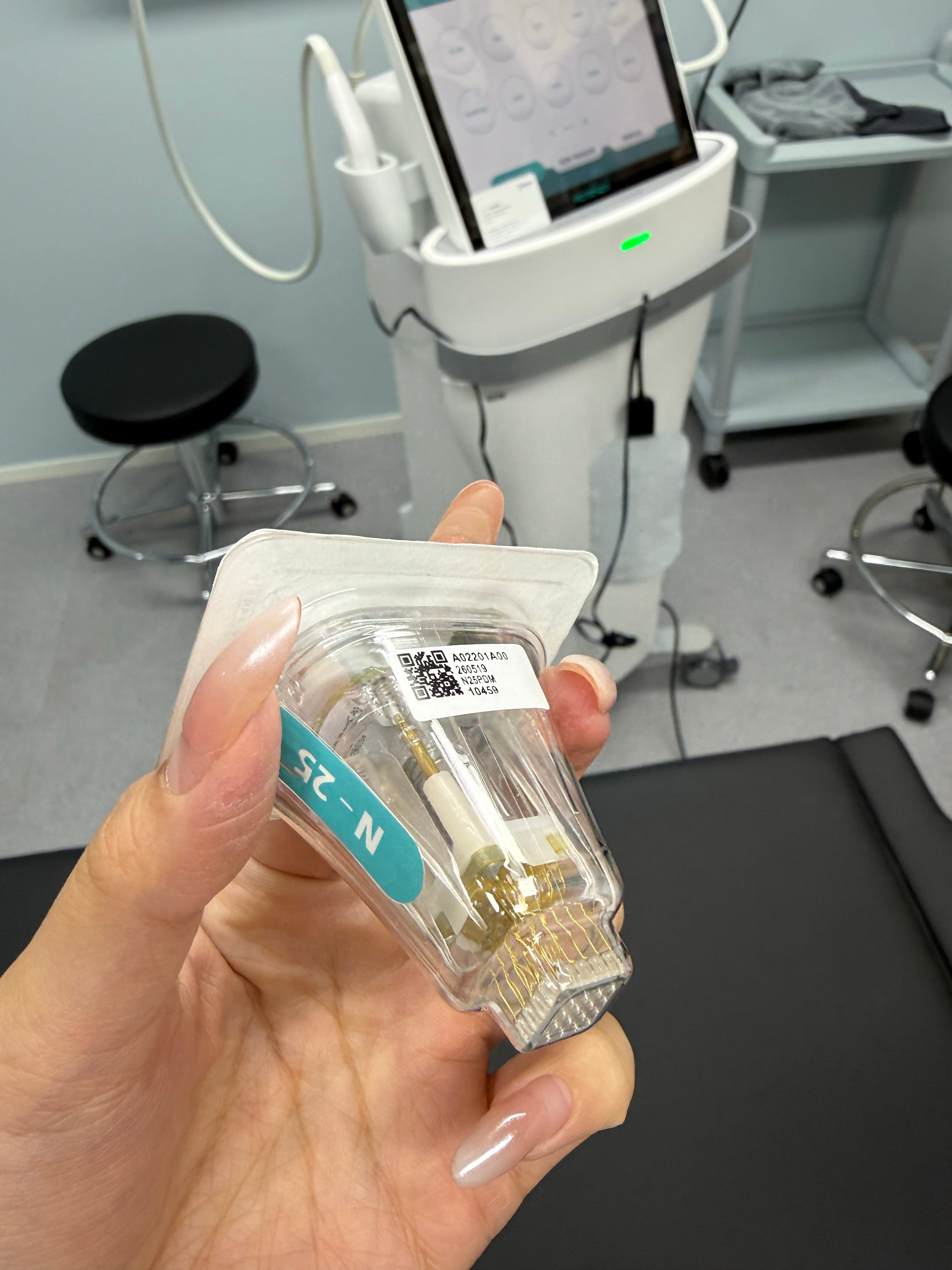 韩国每次来最值得打的项目之一是眼皮黄金微针，1000多眼睛飞起来用的是图2的机器