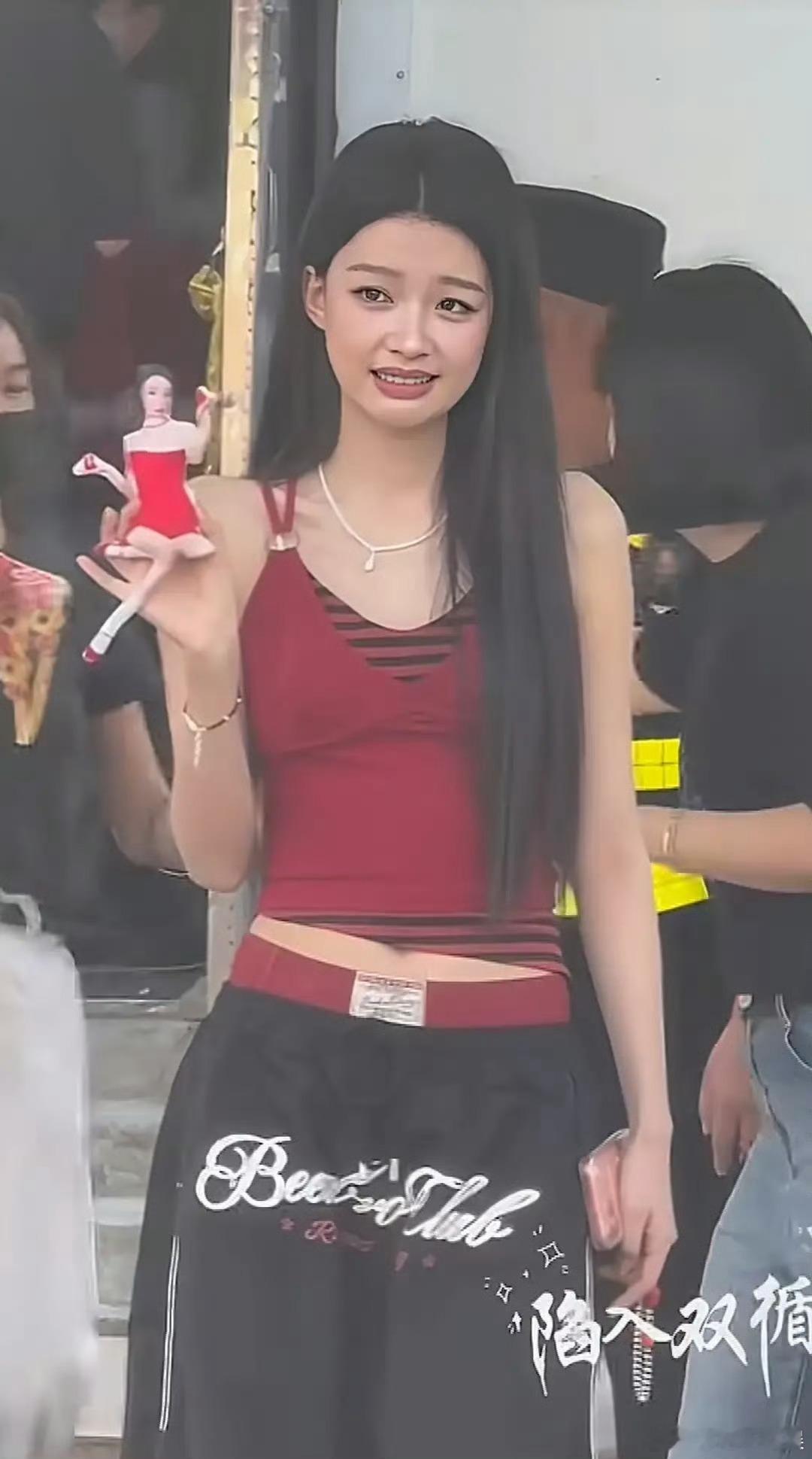 这表情怎么有点被强迫营业的感觉 