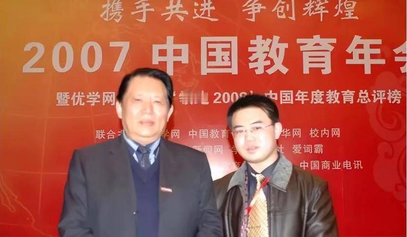 曾经怀揣着 “让穷孩子有书读” 的赤诚理想创办的高校，如今却深陷利益纠葛，令人唏