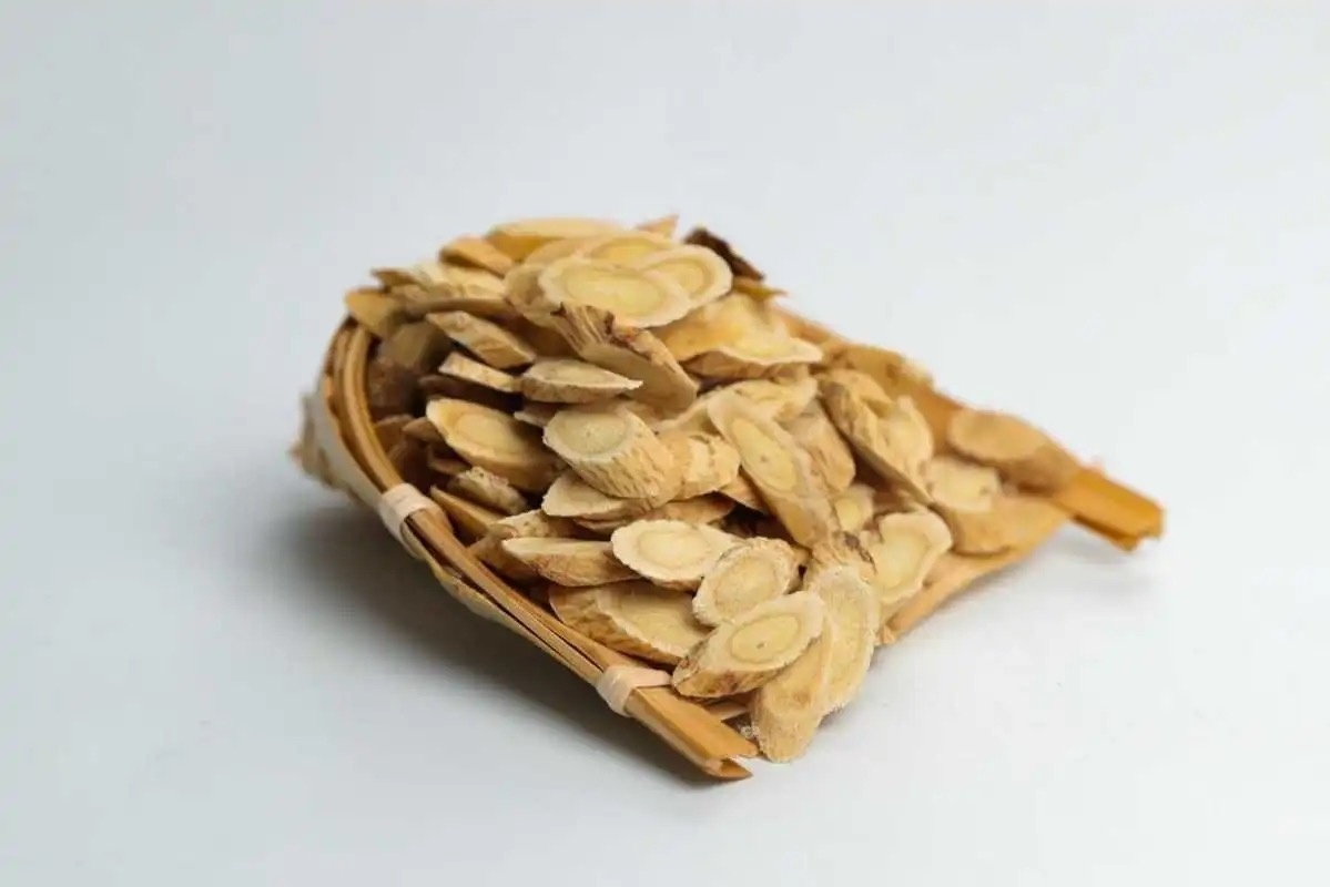 黄芪的9种搭配，补气血，养五脏 1、黄芪+白术适合：脾胃虚弱，多汗，消化不好的人