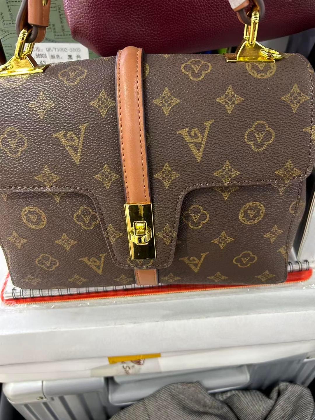 #LV起诉百货店一审被判赔4万#【LV起诉宁波一百货店，店主称进货来源合法，一审