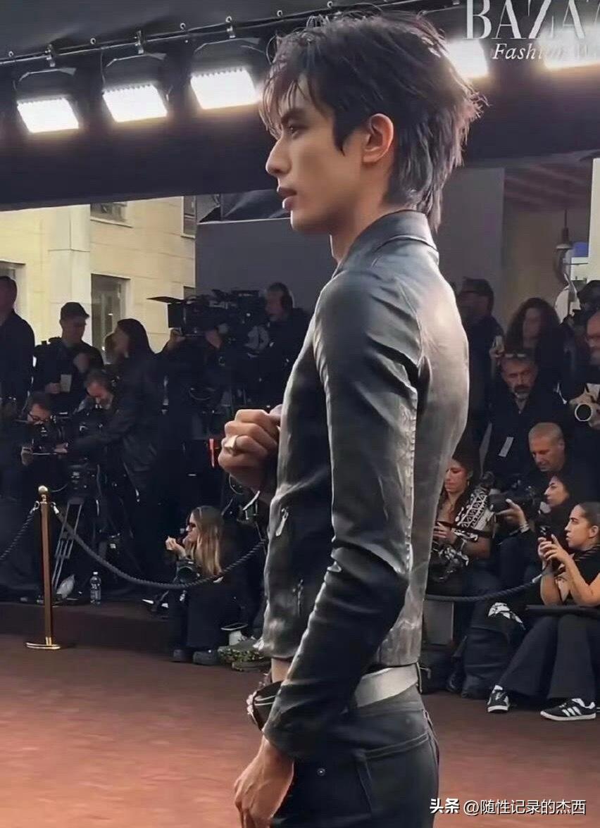 他是大鼻子帅哥，这个侧颜绝了，五官立体有型，英俊的长相，有气质，这个年龄段里颜值