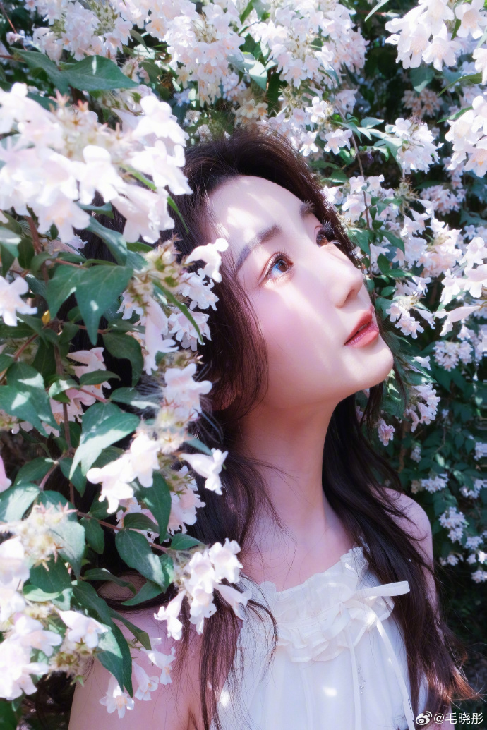九宫格细节满满，捧花垂眸、花挡半脸、侧脸杀…… 每一张都有小心思。初夏限定白月光