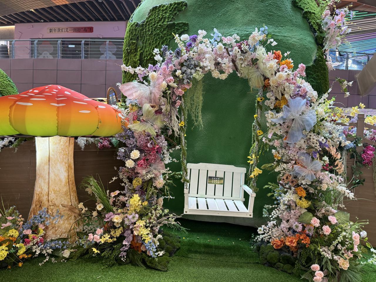 停在这里坐一坐吧，让花团把你拥进温柔里，春意在镜头里攒成了满满的浪漫——原来不用