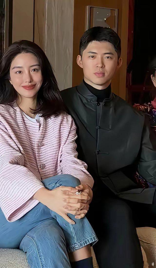 这是演员杨采钰和其丈夫张向荣（福建金鹿集团第三代继承人），婆婆以及小姑子的合影，