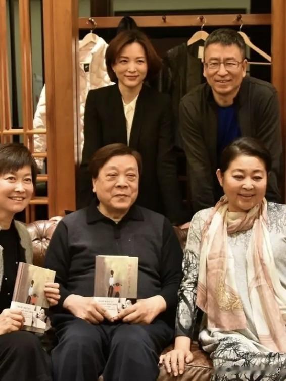 怀旧晚会里哪位主持打动过你？最打动我的是倪萍。她站在旧舞台的暖光里，笑容先稳住全