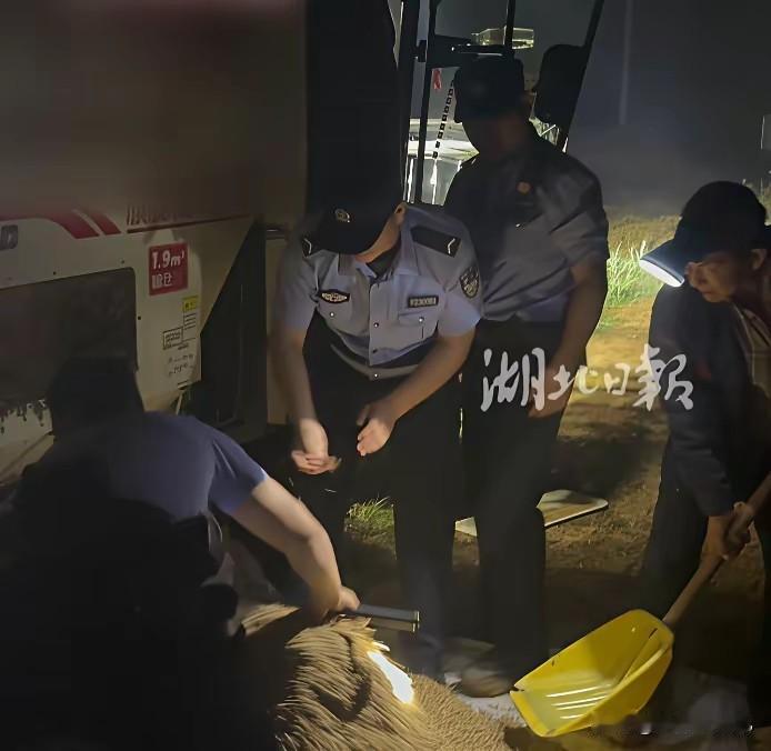 5月24日凌晨1点，襄阳所长肖晨巡逻时发现一辆农民收割机卡在地里，农民在谷仓里抢