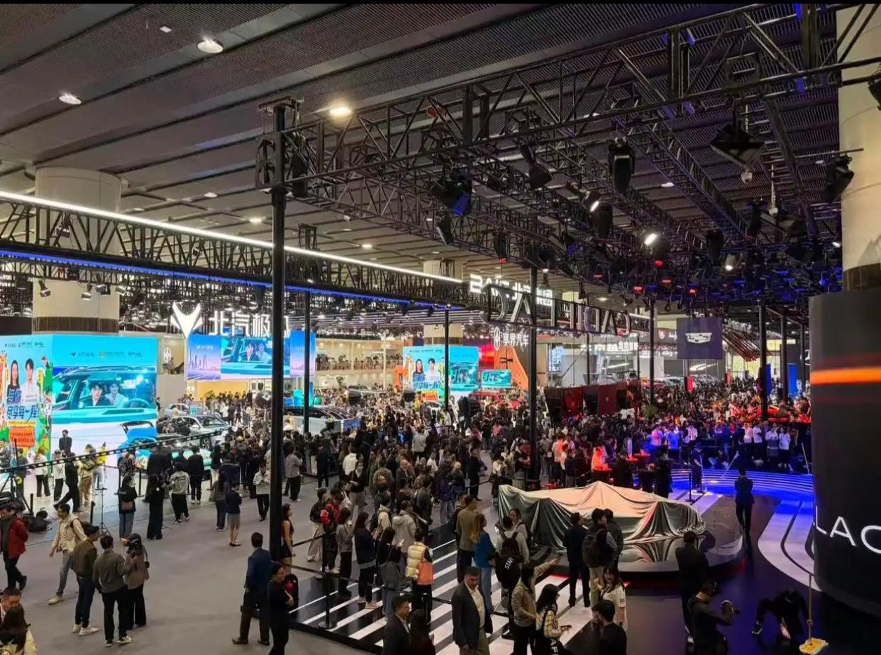 【比亚迪2025年杀疯了‼️海外狂卖百万辆🔥】

姐妹们！国产车之光比亚迪的年