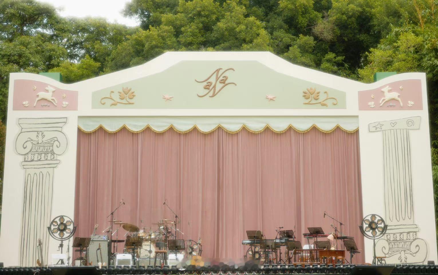 欧阳娜娜音乐会彩带是她的照片 的创意根本没有瓶颈期吧！音乐会彩带居然是自己小时候