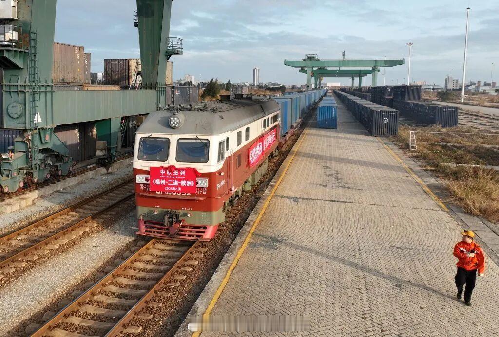 国铁头条【中欧班列助力台企更快拓展海外市场】7月的重庆，骄阳似火。西永综合保税区