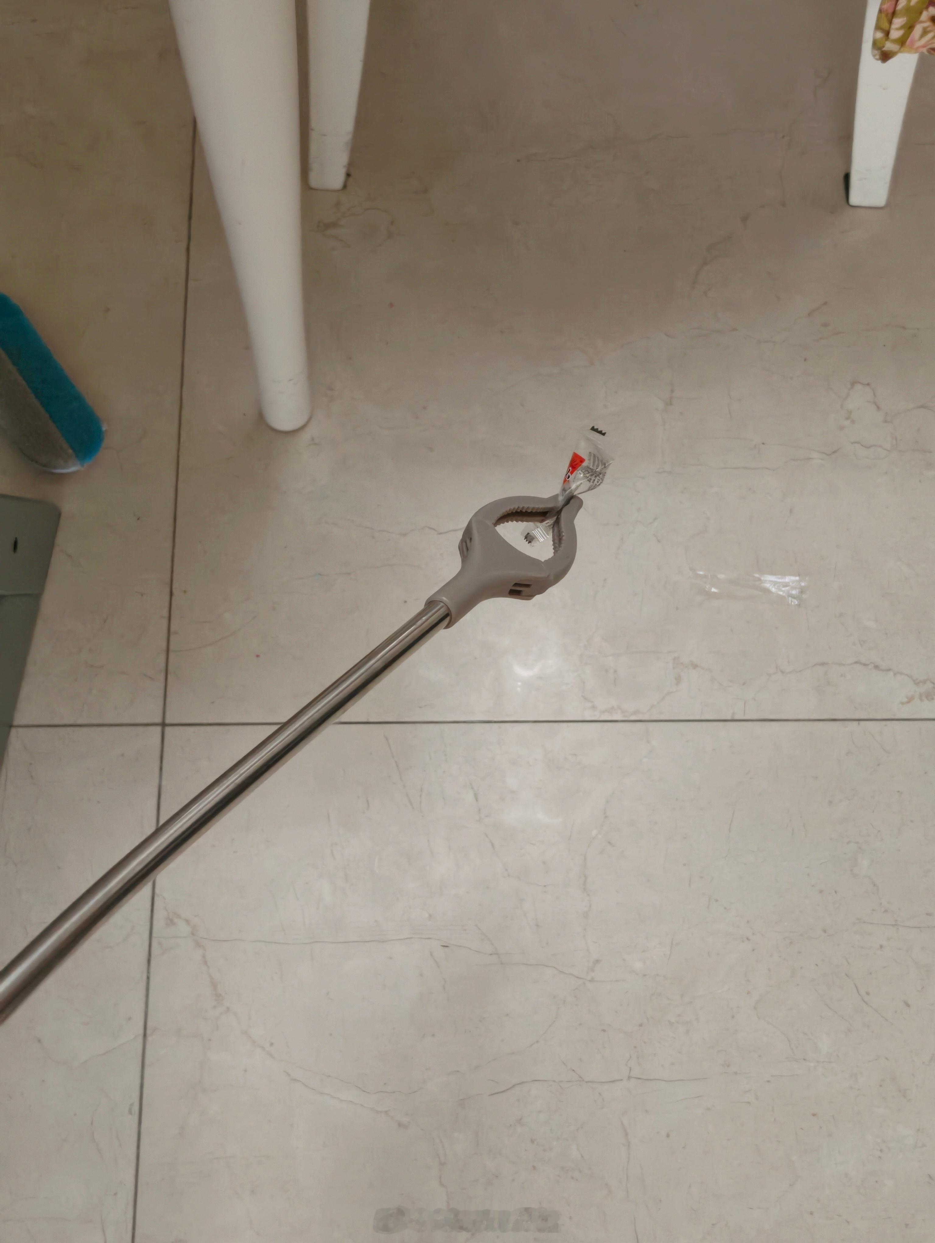 垃圾夹重出江湖我看见地上有垃圾碎片太难受了，以前顺手就捡起来，现在弯不下腰，找工
